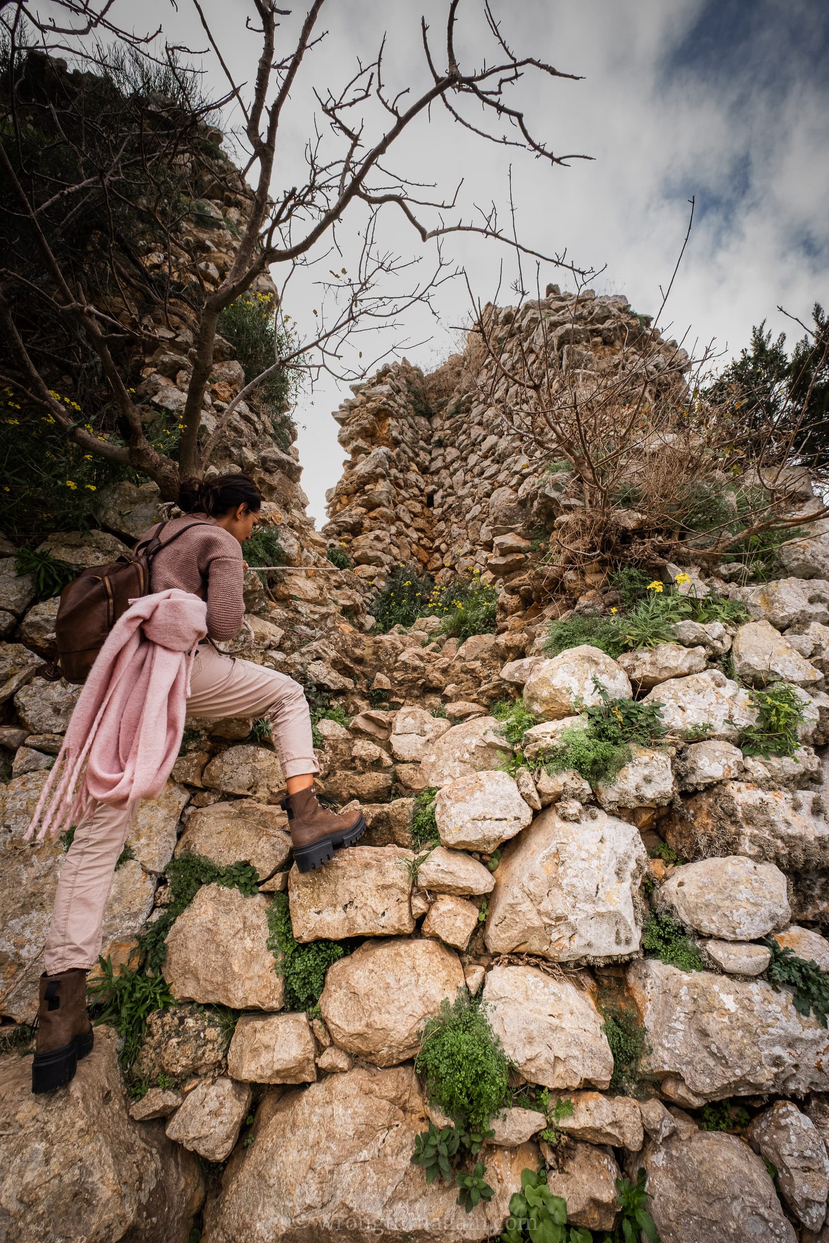 hike paleokastro voidokilia navarino castle